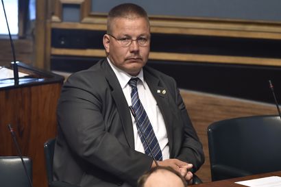 Arhinmäki syytti Mäenpään syytesuojan purkamisen vastustajia vihapuheen ja rasismin suojelusta  eduskunnassa käytiin kiivas keskustelu historiallisessa istunnossa