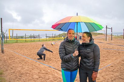 Pallot viuhuivat sateisessa Vihiluodossa – Beach volley -turnauksen järjestäjät kannustavat uusia pelaajia lajin pariin