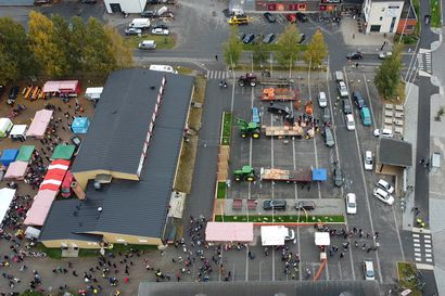 Jesse Jyrälän droonilla kuvaamasta videosta näkyy perunamarkkinoiden väenpaljous