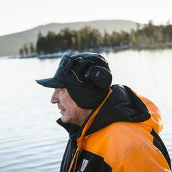 60 vuotta Inarilla kalastanut Juha Kyrö luuli jo nähneensä kaiken, kunnes siikaverkoissa odotti kouriintuntuva yllätys: "Sormet olivat hellänä monta päivää"
