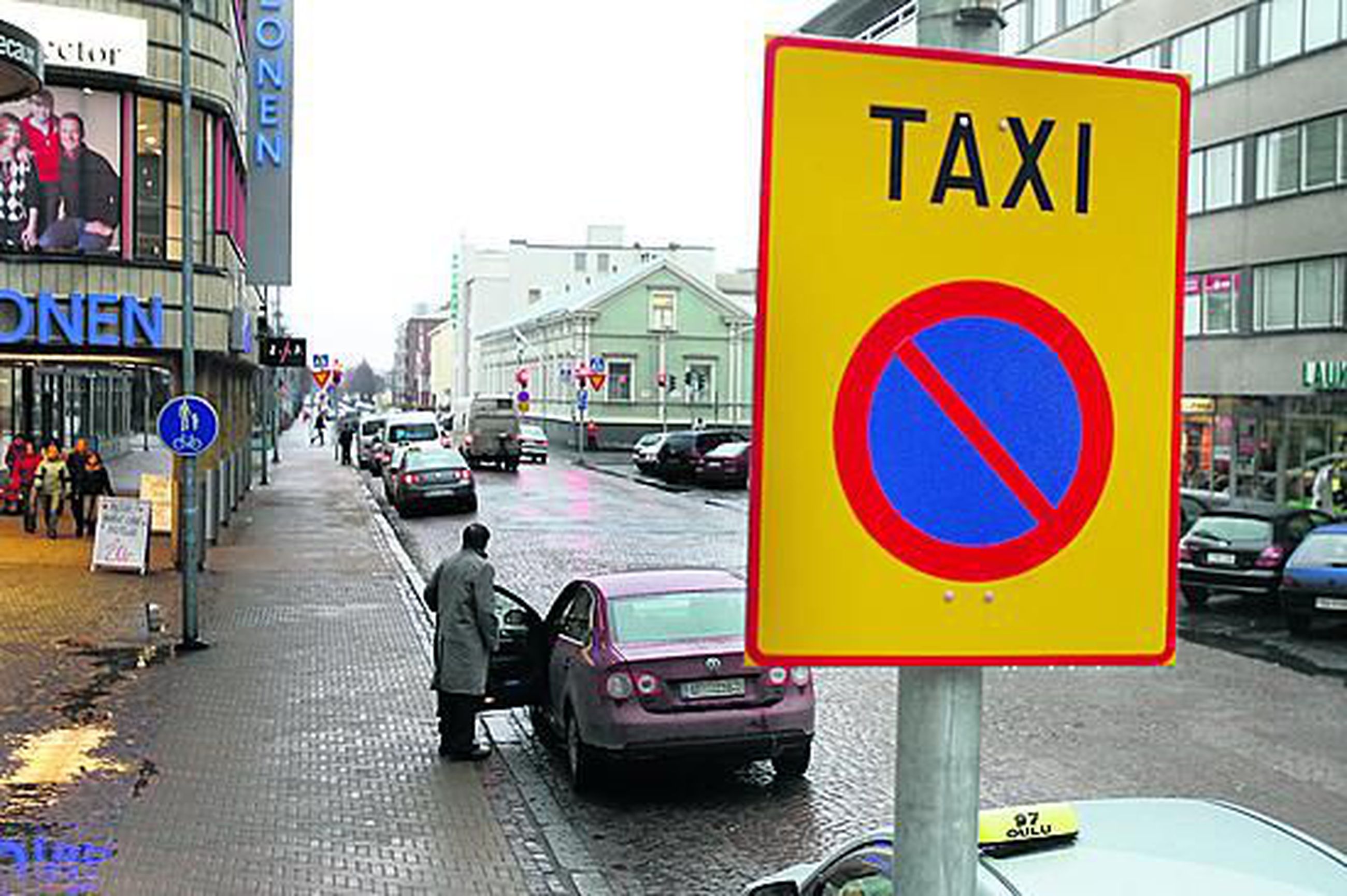 Autot tukkivat Kinon taksitolpan | Kaleva