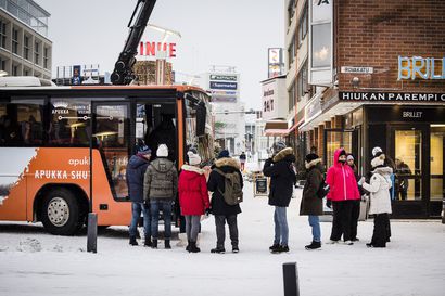 Vaarallisiin paikkoihin pysäköidyt turistibussit ja vuokra-autot kuumentavat tunteita Rovaniemellä, poliisi vetoaa kuljettajien vastuuseen