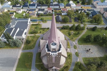 Lauantaina kajahtaa Raahen kirkon tornista – Suvivirsi-tapahtuma kutsuu kirkkopuistikkoon