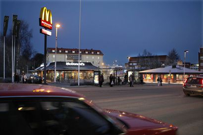 Huumeita käyttänyt rattijuoppo sammui McDonald'sin autokaistalle – poliisi nappasi ruokiaan odottaneen nuokkujan rysän päältä
