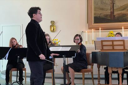 Orkesteri ja kuoro soivat juhlavasti – pääsiäiskonsertti keräsi kirkon täyteen