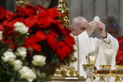 Paavi piti jouluaattoillan messun edellisvuotta suuremmassa seremoniassa