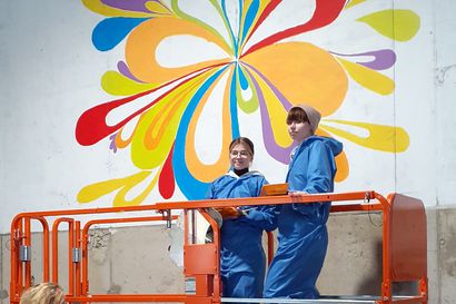 Mahdollisuus maalata yhdessä – Lyseonpuiston lukion opiskelijat maalaavat teosta Rinteenkulman parkkihalliin