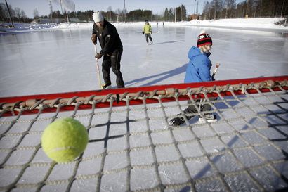 Luistelukenttiä valmistuu Oulussa luistelukuntoon viikonlopuksi – ilkivalta viivästyttää kenttien avaamista osalla alueista