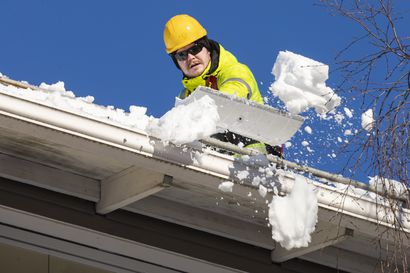 Tekstarit ja soitot : "Nyt on hyvä pudotella talojen katoilta ne lumet, kun lumi on vielä pakkaslunta ja kevyttä siirrellä. Kun kevät tästä joutuu ja lumi vettyy, niin se touhu alkaa olla aika raskasta"", muistuttaa soittaja