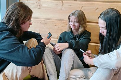 Pudasjärven Hirsikampuksella on otettu käyttöön entistä tiukempi rajoitus liittyen puhelimien käyttöön oppitunnilla
