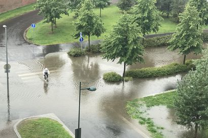 Kadut tulvivat vesisateen jäljiltä Oulun keskustassa lauantaina – pelastuslaitos hälytettiin auttamaan neljästi