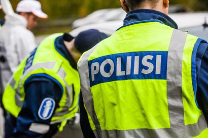 Juhlimaan kokoontunut nuoriso työllisti poliisia Rovaniemellä – Nuoria toimitettiin kotiin ja osa vietti yönsä poliisivankilassa