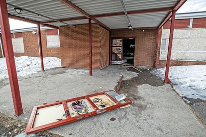 Kummatin tyhjillään olevan koulun ovi revittiin irti – Raahen kaupunki asentaa rakennukseen kamerat