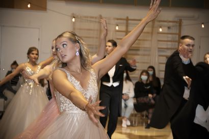 Viimeinkin tanssitaan! – Oulunsalon lukion vanhat nauttivat tanssista täysin siemauksin ja keskittyivät sen jälkeen kirjoituksiin