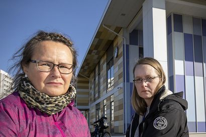 Oulun kaupunki suunnittelee koulusihteerien ulkoistamista – Koulusihteereitä huolettaa, mistä työssä nipistettäisiin: "Kun siivoustyö ulkoistettiin, opettajat pyyhkivät pölyjä pöydiltä"