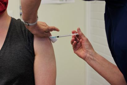 Hoidon tarve painottuu hyvin vahvasti rokottamattomiin – THL: Modernan rokotetta ei pitäisi antaa alle 30-vuotiaille miehille ja pojille
