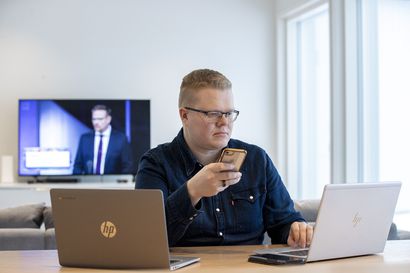 Oululainen Ville Koivuniemi jännittää tänään niin tulosta kuin omaa vedonlyöntiäänkin – politiikan penkkiurheiluun hurahtaneelle vaali-ilta on yhtä juhlaa