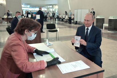 Putinin vallan jatkosta äänestäneitä venäläisiä houkuteltiin uurnille niin painostuksella kuin kupongeilla – tutkija: Voitosta huolimatta Putinilla edessään monia ongelmia.