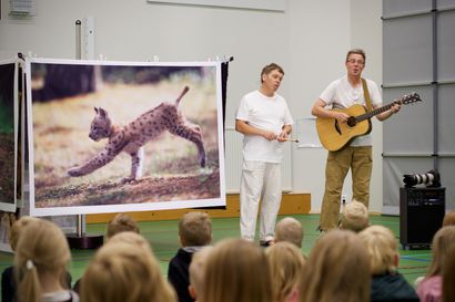 Soiva Siili laulaa Hannu Hautalan eläinlapsia esittävien kuvien innoittamana – ensin nauttimaan pääsevät koululaiset, torstaina muukin yleisö