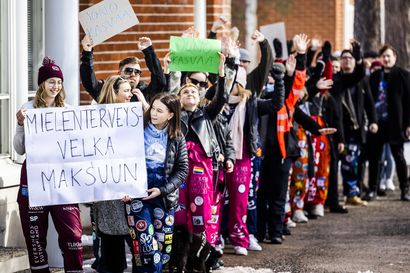 "Professorit ovat saaneet itkupuheluita öisin" – Rovaniemellä järjestettiin mielenilmaus opiskelijaterveydenhuollon mielenterveyspalveluiden puolesta
