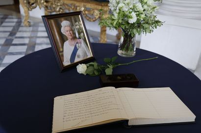 Yksityiskoneiden käyttö pannassa – maailman johtajien odotetaan saapuvan kuningatar Elisabetin hautajaisiin bussilla ja reittilennoilla