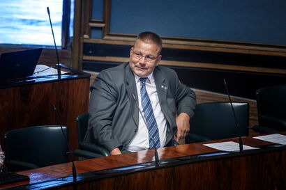 Kansanedustaja Juha Mäenpää poistettiin Provinssista lehtikirjoituksen takia