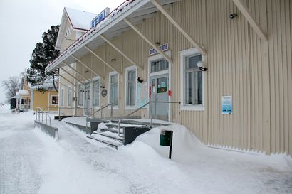 Ratatyökone suistui kiskoilta Kemissä – Oulun ja Kemin välinen junaliikenne korvattiin busseilla useiden tuntien ajan