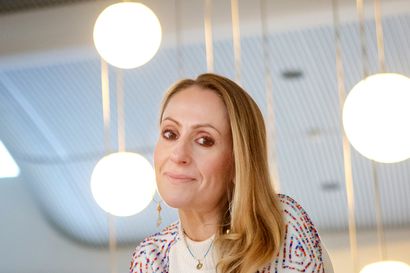Oululaisartisti Inga Söder tekee paluuta esiintymislavoille muuttuneena naisena – sunnuntaina luvassa sinivalkoisia säveliä Musiikkikeskuksessa