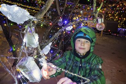 Jalmari Soronen, 10, rakensi kotipihalleen Toppilaan jouluisen valomeren – kymmenet tuhannet led-valot hohtavat koko alueen ihastukseksi