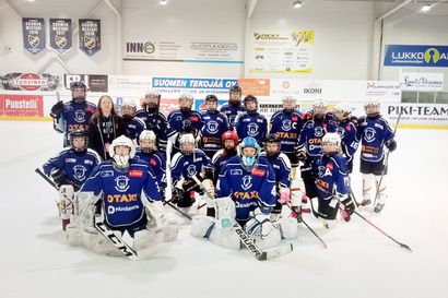 Pohjoisen jääkiekkotytöille hopeaa Aurora Cupista - joukkueyhteistyötä yli seurarajojen, pelaajia myös Kuusamosta ja Posiolta