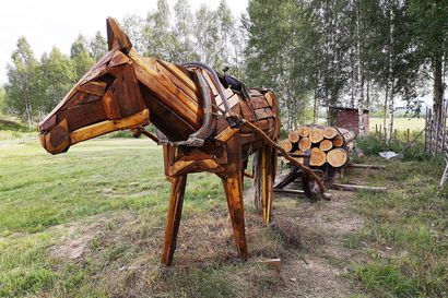 Terva hohtaa savottahevosen pinnassa – Kuvataidekasvatuksen opiskelijat rakensivat hevosen Meltosjärven savottapihalle