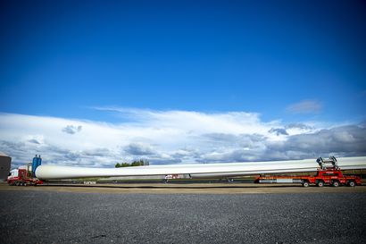 Seurasimme tuulivoimalan siipikuljetusta Raahesta Posiolle – Näin 90-metrinen kuljetus selviää tiukimmista käännöksistä Oulussa