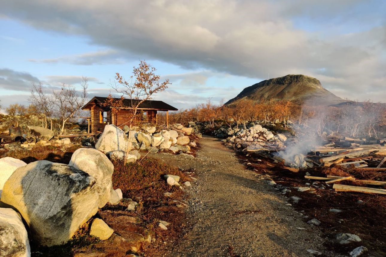 Upouudet retkeilyrakennukset poltettiin Kilpisjärven Tsahkaljärvellä,  satojen tuntien talkootyö katosi savuna ilmaan | Lapin Kansa