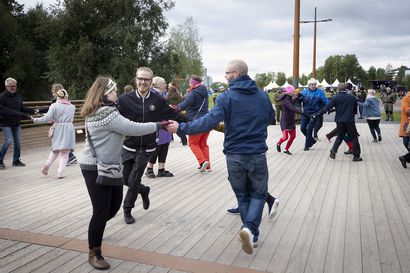 Viulu villitsi kaupunkilaisia tanssiin ensimmäistä kertaa järjestetyssä Oulu kylässä -tapahtumassa – Oulun Päivien ohjelma jatkuu vielä huomenna