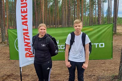 Frisbeegolfin Rantalakeus-liigan Pikkaralan osakilpailussa täysi määrä heittäjiä – Jenni ja Roope avoimen luokan voittoon