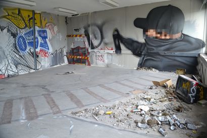 Näyttelyarvio: Betonipilarien nurkista hiipii toisenlainen ja arvaamaton maailma purkutaidenäyttelyssä Torniossa ja Haaparannalla