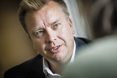 Puolustusministeri Antti Kaikkosen sijaiseksi esitetään kansanedustaja Mikko Savolaa – Lintilä teki itse päätöksen olla ottamatta tuplasalkkua