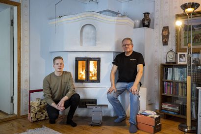 "Takkoja lämmitetään harakoille", entinen palomies Pasi Sillanpää teki keksinnön ja järjestäisi puunpolttokursseja suomalaisille – katso, kuinka puu palaa uuden laitteen avulla