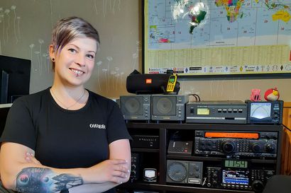 Radioaalloilla voi matkailla ilman tartuntavaaraa – Oululainen Tiina Kela koordinoi eri mantereiden radioamatöörit yhdistävää tempausta, joka huipentuu tänä viikonloppuna