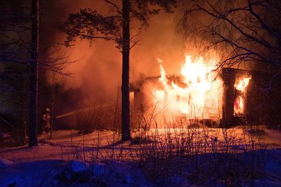 Iso tulipalo Haapavedellä: 10 asunnon rivitalosta puolet säästyi pelastuslaitoksen tekemän palokatkon ansiosta