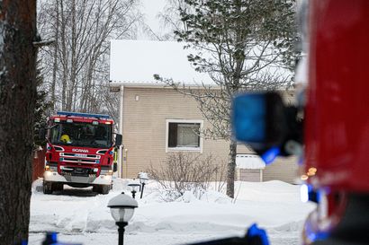 Hirsitalo syttyi tuleen Siikajoen Ruukissa – talonväki heräsi palovaroittimien ääniin ja pelastautui koirineen