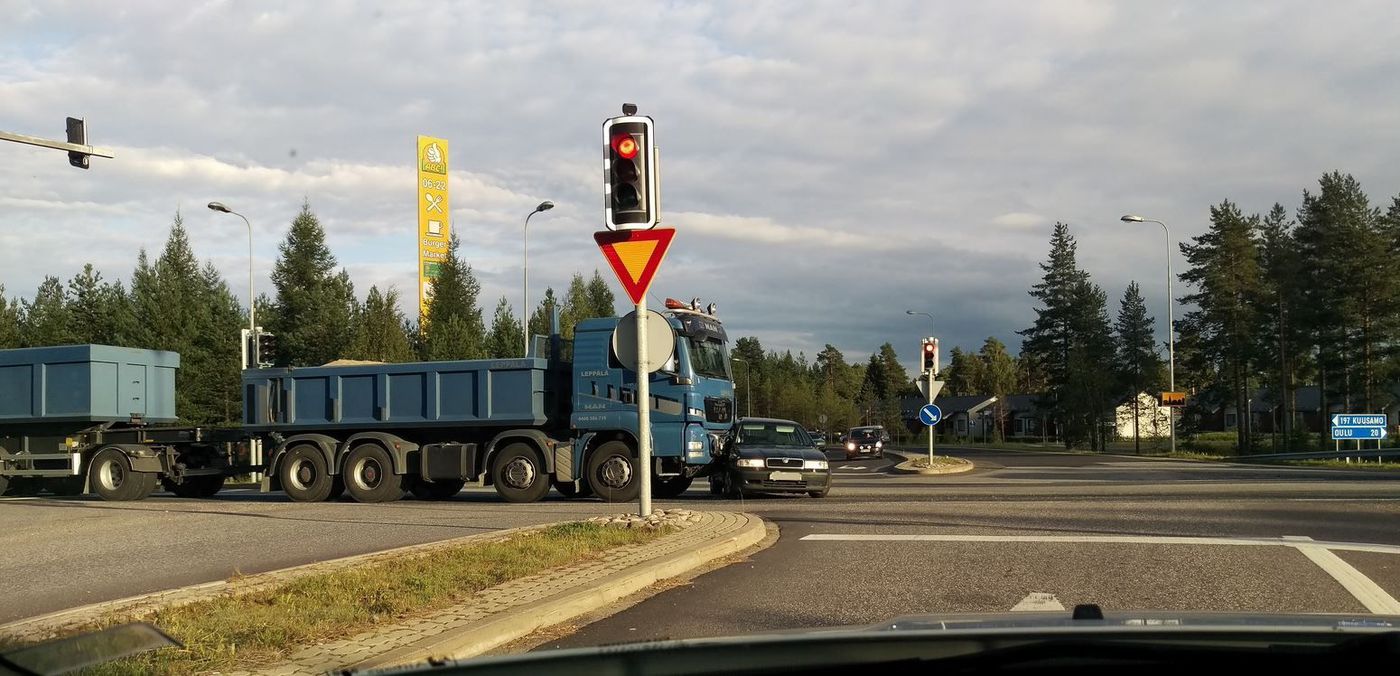 Rekka-auto Ja Henkilöauto Kolaroivat Kiimingissä | Kaleva