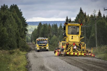 Puolet joululahjarahoista käytössä – Sarakyläntietä kunnostettiin parin kilometrin matkalta. Ensi kesänä tarkoitus jatkaa.