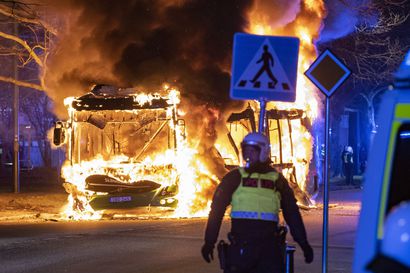 Väkivaltaisiksi äityneet vastamielenosoitukset ravistelevat Ruotsia – sunnuntaina luvassa uusia äärioikeistolaisen poliitikon mielenilmauksia
