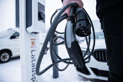 Traficom: Yhä useampi käytettynä Suomeen tuotu auto kulkee sähköllä – sähköautojen maahantuonti voi ylittää pian diesel-autojen tuontimäärän