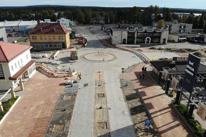 Uusi kiertoliittymä avattu liikenteelle Ouluntaipaleen ja Kelantie suunnassa - pian saadaan katuvalot keskustaan.