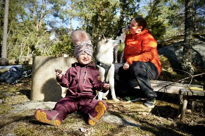 Kahden pienen lapsen kanssa retkeilevä Marianna Ahtinen kertoo parhaat niksinsä – Tässä viisi retkikohdetta, joita hän suosittelee vaippaikäisille