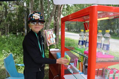 Kioskilta makeaa pieneen nälkään hyvällä säällä  – 9-vuotias Jani Karjalainen inspiroitui tubettajan videosta ja perusti oman kioskin