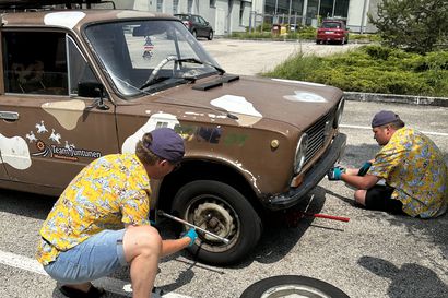 Nappisilmä-Lada odottaa tiimiä Italiassa – yhteisten kokemusten myötä autosta on tullut rakas