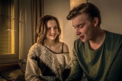 Nuoret näyttelijät ilahduttavat nettisarjassa – luvassa noloja tilanteita ihastusten parissa